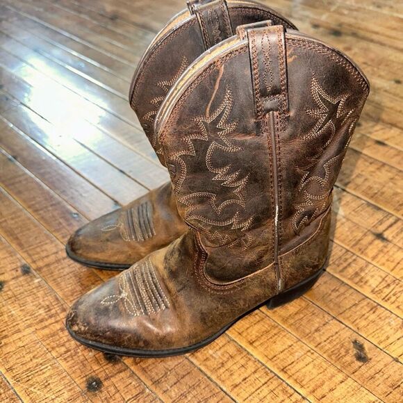 Ariat brown size 2 pointy toe embroidered cowboy boots